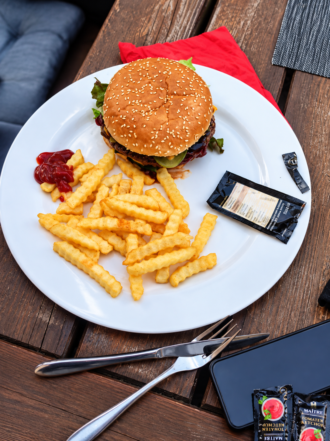 Burger mit Pommes aus dem Angercafé
